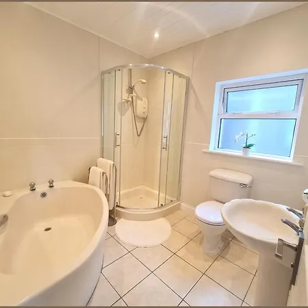 Privatunterkunft Double & Single Options In Quiet, Relaxing In Frankfield *
